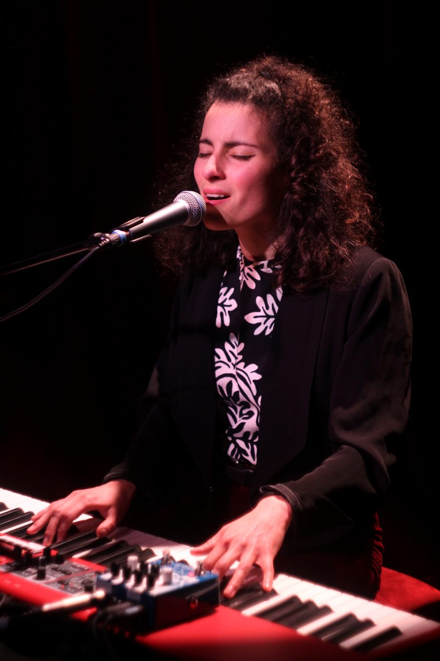 Myriam El Ouartassi en concert, au chant et au clavier
