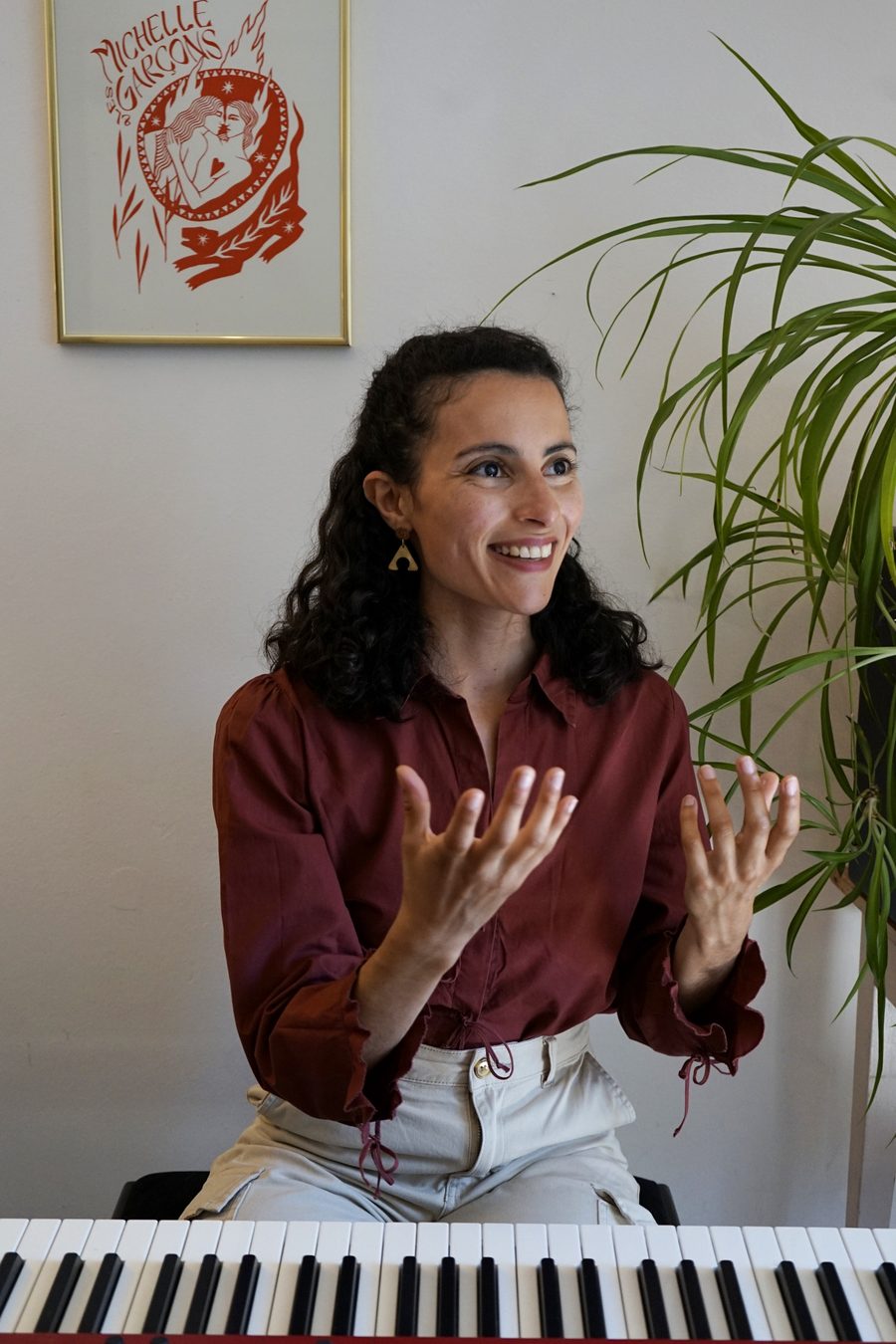 Myriam El Ouartassi dans son studio, en train d'enseigner